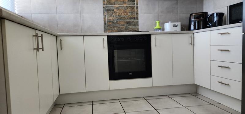 2 Bedroom Property for Sale in Goodwood Central Western Cape